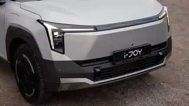 Новость EVOLUTE (Тихо едет, громко лает: чем удивил доступный российский электромобиль)