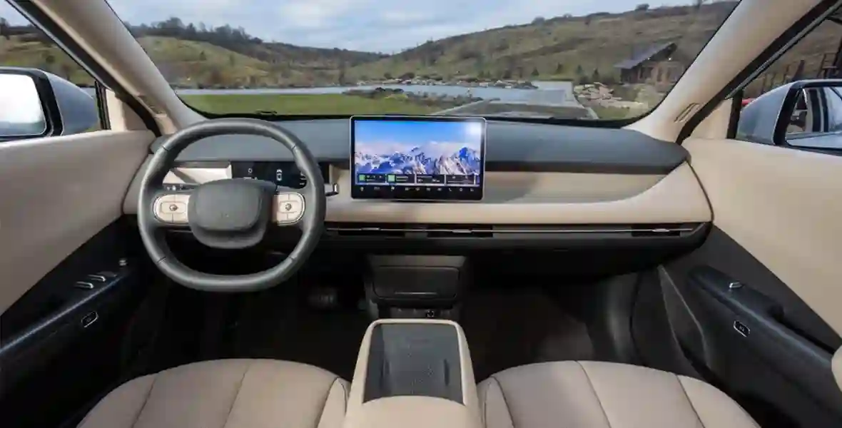 Новость EVOLUTE (Тихо едет, громко лает: чем удивил доступный российский электромобиль)